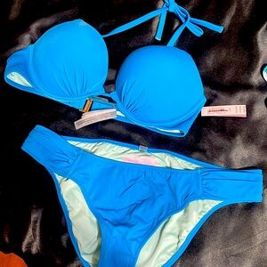 Bombshell 34B bikini it’s like a teal. Bottom is a size medium